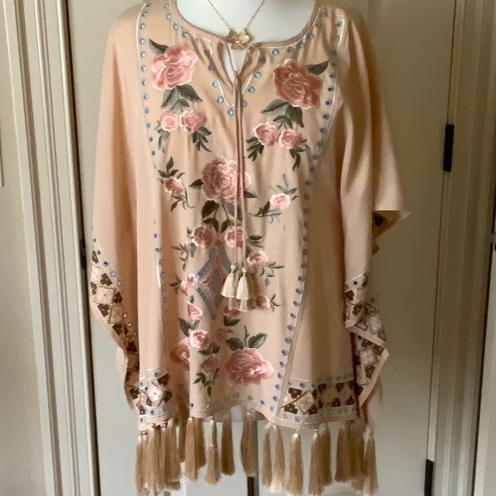 Gorgeous CHICO’S embroidered Tunic top